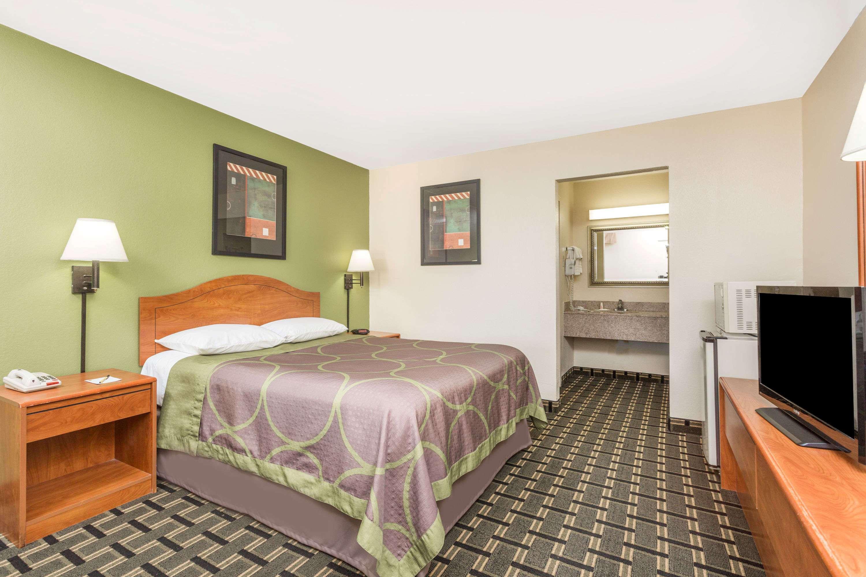 Hotel 6 Forsyth, Ga Tift College